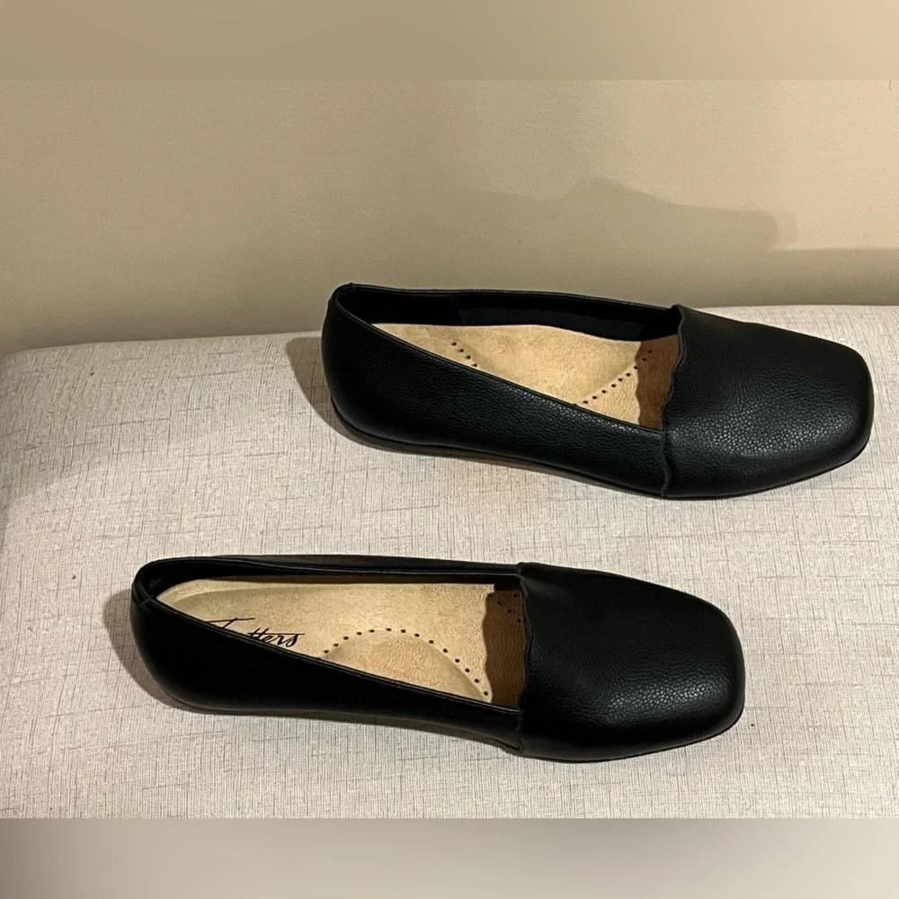 Trotter Sage Scalloped edging  Black Leather Loafers, size 7.5W